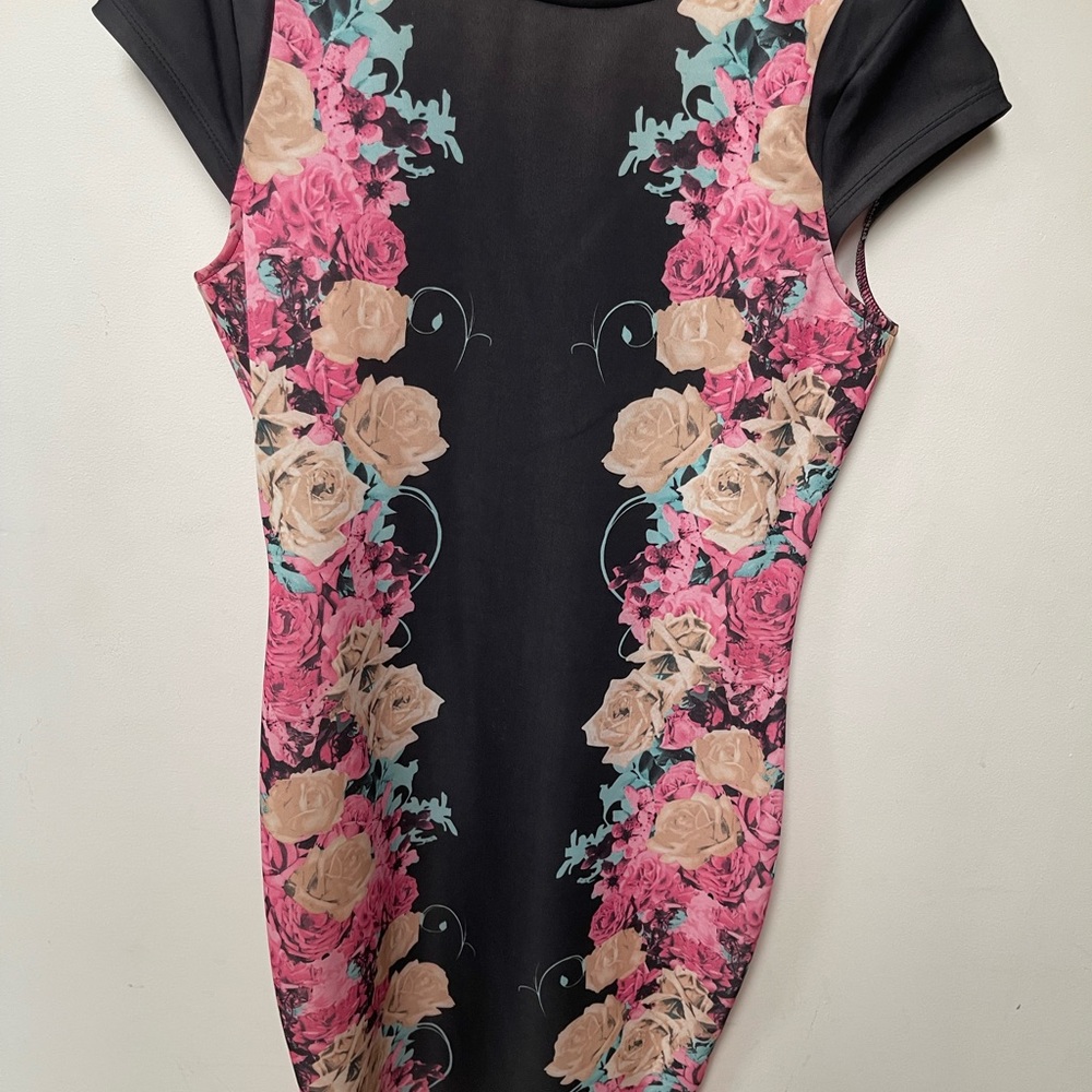 Kardashian Kollection Dress! Size large. Black with lined with floral design.